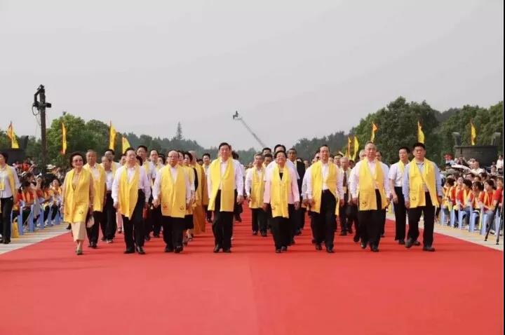 程力批量環(huán)衛(wèi)車助力“2018世界華人尋根節(jié)“環(huán)衛(wèi)清潔，為中國(guó)專汽之都增添榮耀受到社會(huì)各界廣泛贊譽(yù)